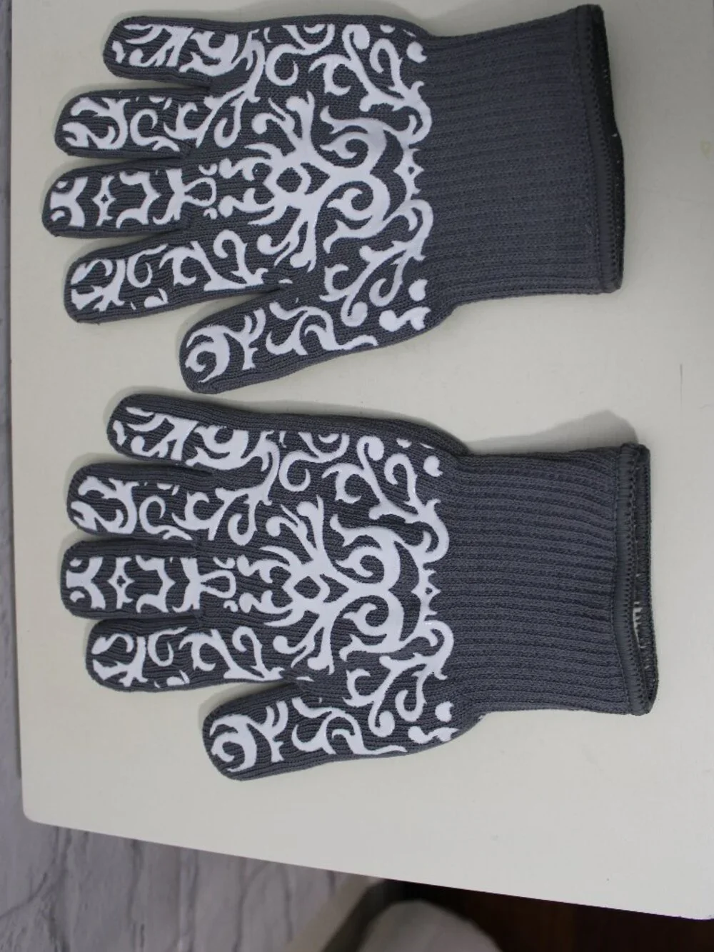 Temptations by Tara Gray White Oven Gloves Non Slip Silicone Decorative Pattern